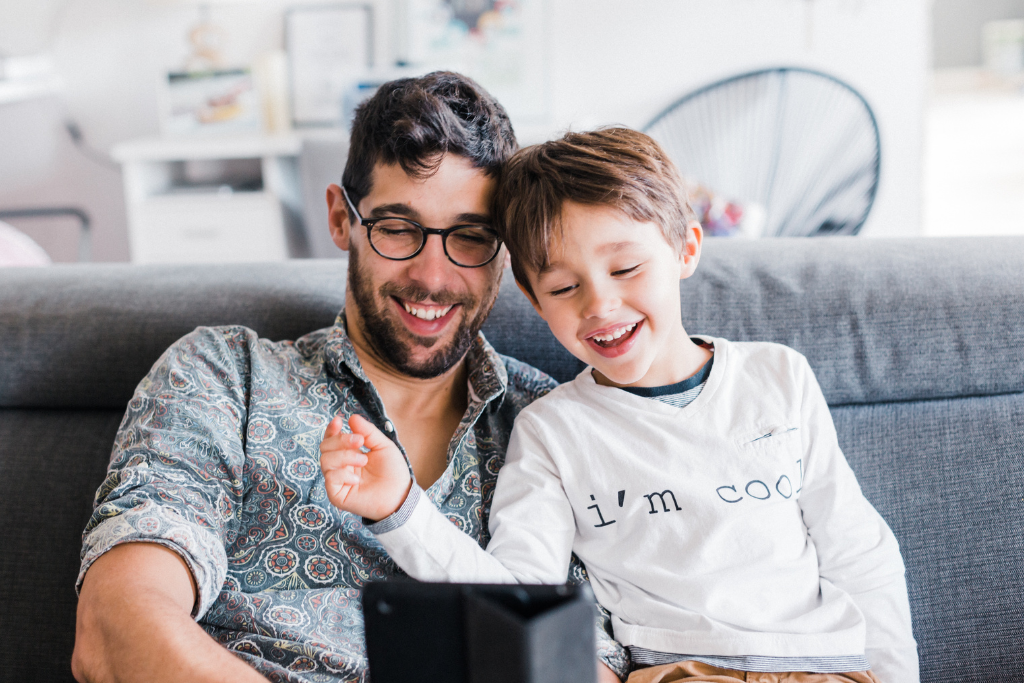 parents et enfants : comment gérer l'usage des écrans article de blog l'atelier gigogne